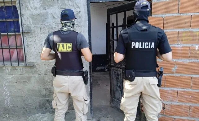 Allanaron dos viviendas en barrios céntricos de Funes en un mega operativo por balaceras 